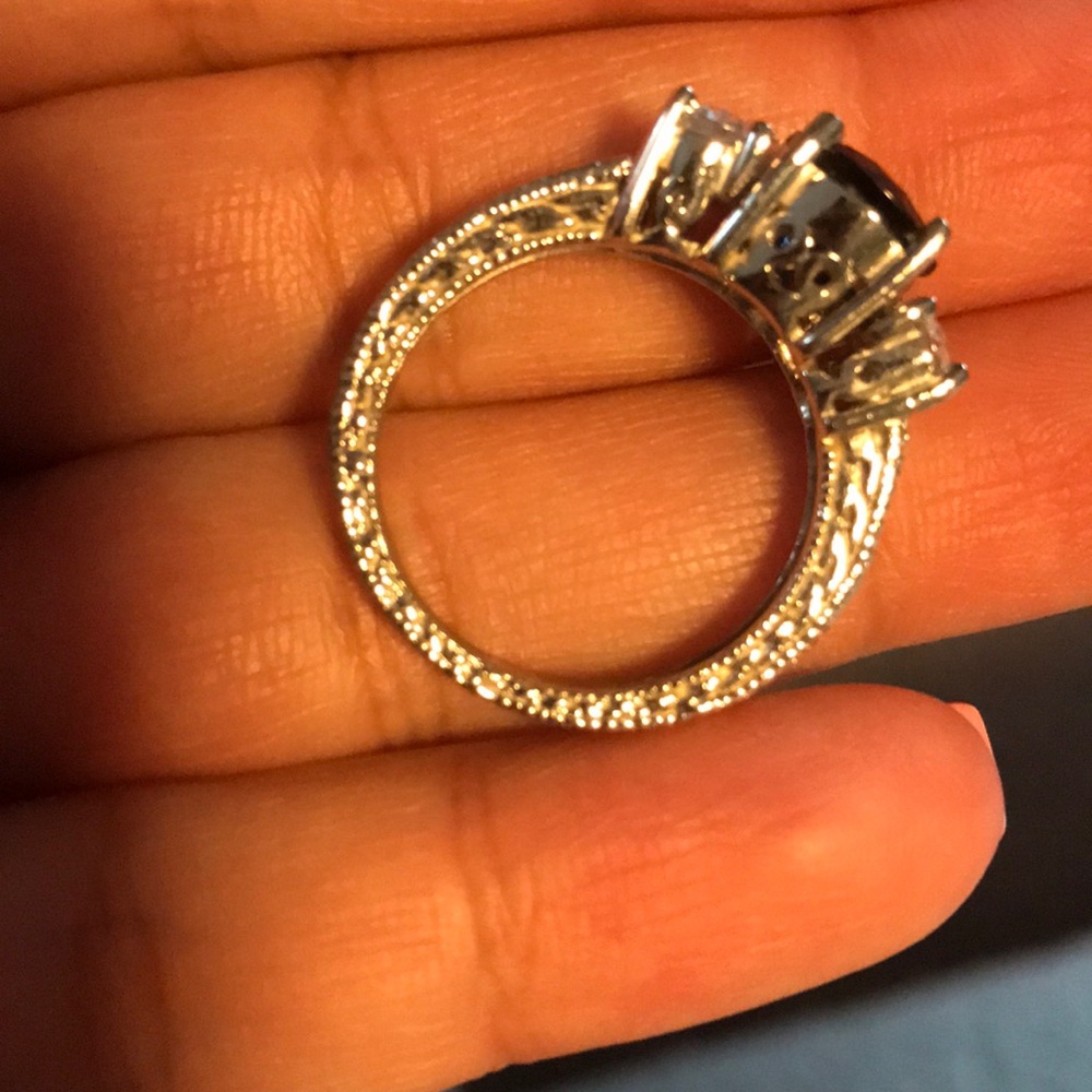 Three stone ring - Picture 2 of 5